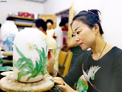 筆墨繪瓷韻 交流促創(chuàng)作——岳塘區(qū)美協(xié)組織文藝家赴醴陵開(kāi)展“瓷繪”采風(fēng)創(chuàng)作交流活動(dòng)